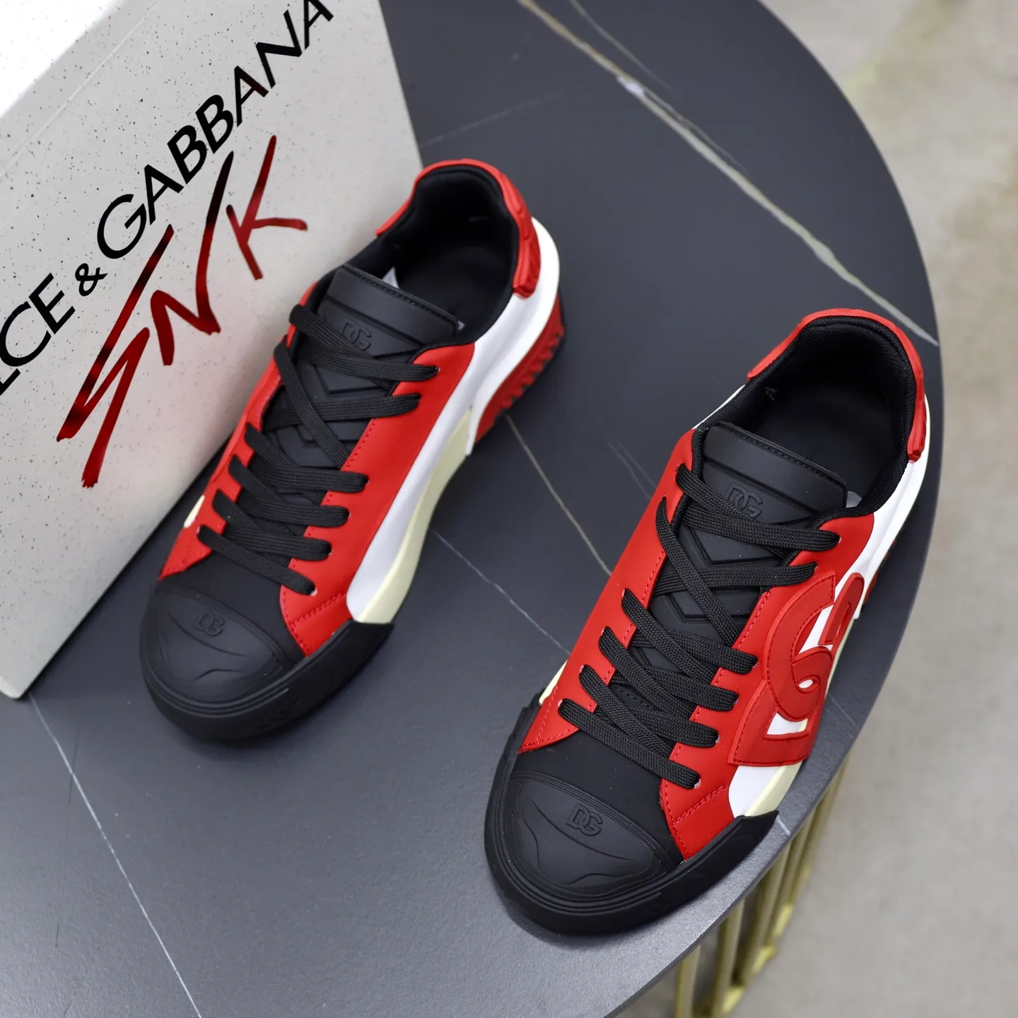 Ex-factory price: 600💰••New products••Dolce&Gabbana••DG✔️High-end men's sports•casual shoes. Original goods from top counters. Original imported multiple material splicing design ➕Original outsole.  Size: 38-44 (45, 46 customized)
